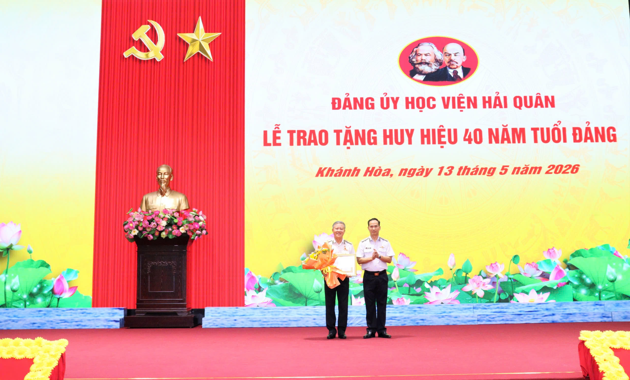 Đảng ủy Học viện Hải quân trao tặng Huy hiệu 40 năm tuổi Đảng