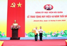 Đảng ủy Học viện Hải quân trao tặng Huy hiệu 40 năm tuổi Đảng