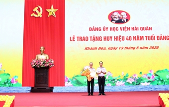 Đảng ủy Học viện Hải quân trao tặng Huy hiệu 40 năm tuổi Đảng