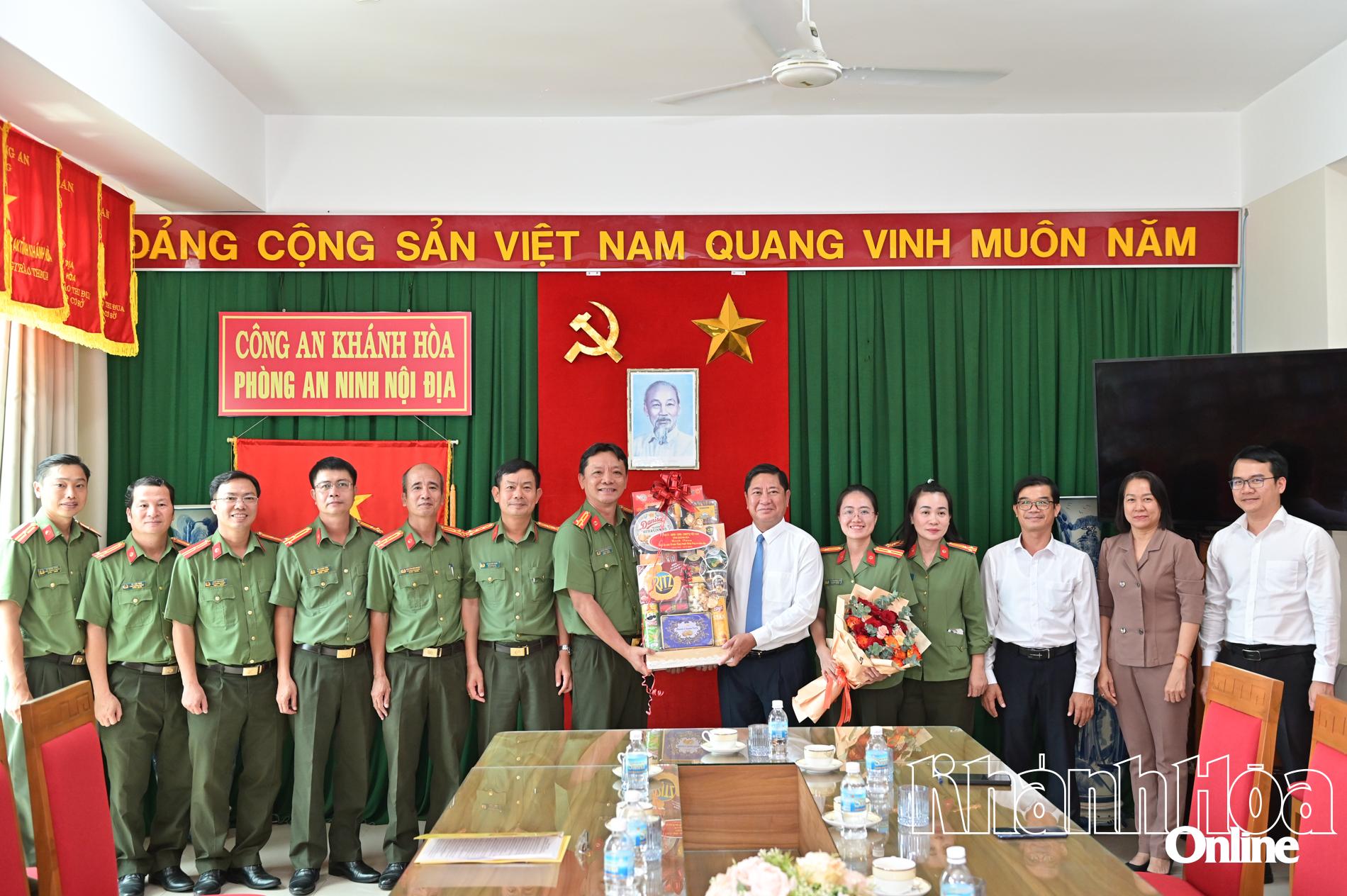 Chủ tịch UBND tỉnh Trần Quốc Nam thăm, chúc mừng các đơn vị công an