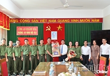 Chủ tịch UBND tỉnh Trần Quốc Nam thăm, chúc mừng các đơn vị công an