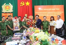 Phó Bí thư Thường trực Tỉnh ủy Nguyễn Khắc Toàn thăm, chúc mừng cán bộ, chiến sĩ Trại giam A2 và Công an xã Diên Lâm