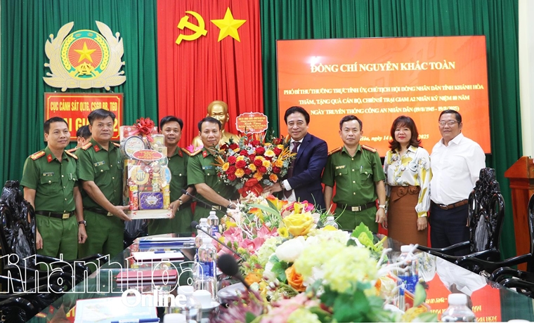 Phó Bí thư Thường trực Tỉnh ủy Nguyễn Khắc Toàn thăm, chúc mừng cán bộ, chiến sĩ Trại giam A2 và Công an xã Diên Lâm