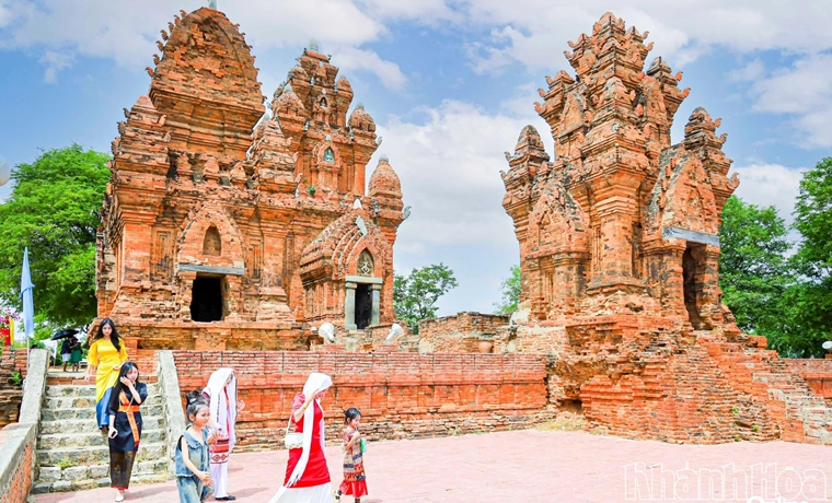 Giữ gìn vẻ đẹp Tháp Pô Klong Garai