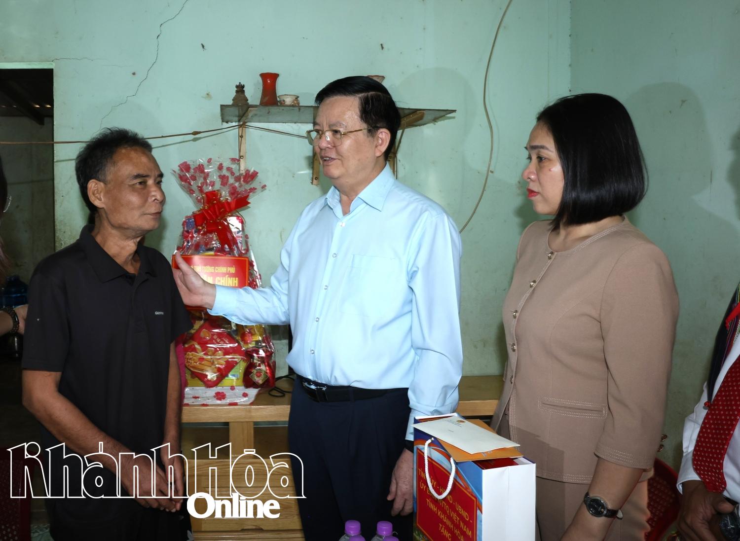 Phó Thủ tướng Chính phủ Mai Văn Chính thăm, tặng quà các gia đình có công với cách mạng ở xã Bắc Khánh Vĩnh