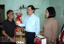 Phó Thủ tướng Chính phủ Mai Văn Chính thăm, tặng quà các gia đình có công với cách mạng ở xã Bắc Khánh Vĩnh