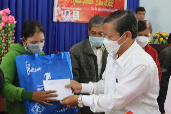 Ông Trần Ngọc Thanh thăm, tặng quà Tết tại huyện Khánh Vĩnh