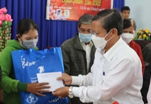 Ông Trần Ngọc Thanh thăm, tặng quà Tết tại huyện Khánh Vĩnh