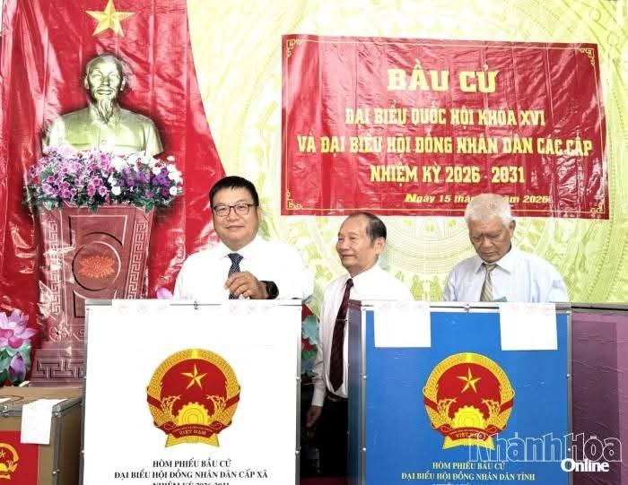 Trưởng Ban Tuyên giáo và Dân vận Tỉnh ủy Võ Hoàn Hải dự lễ khai mạc bầu cử tại Khu vực bỏ phiếu số 23, phường Nha Trang