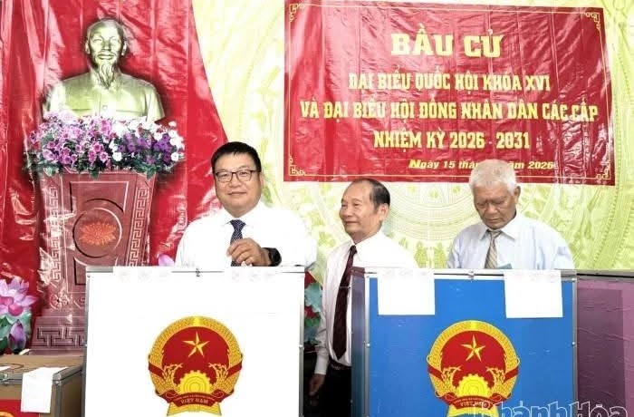 Trưởng Ban Tuyên giáo và Dân vận Tỉnh ủy Võ Hoàn Hải dự lễ khai mạc bầu cử tại Khu vực bỏ phiếu số 23, phường Nha Trang