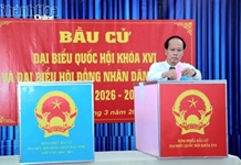 Chủ tịch Ủy ban MTTQ Việt Nam tỉnh Nguyễn Khắc Hà dự khai mạc và tham gia bỏ phiếu tại Khu vực bỏ phiếu số 32 phường Nam Nha Trang