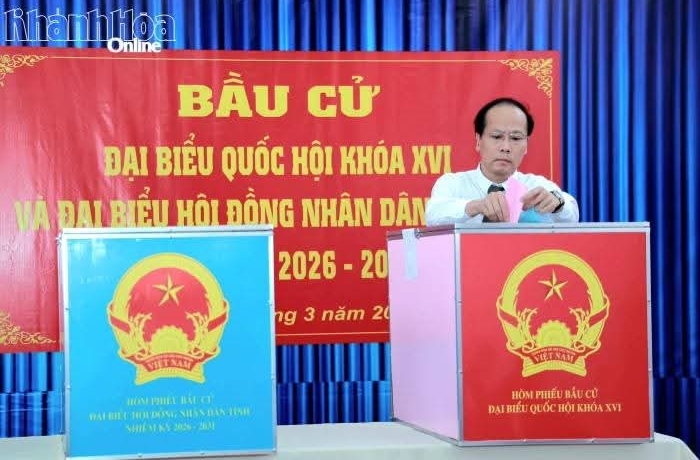 Chủ tịch Ủy ban MTTQ Việt Nam tỉnh Nguyễn Khắc Hà dự khai mạc và tham gia bỏ phiếu tại Khu vực bỏ phiếu số 32 phường Nam Nha Trang