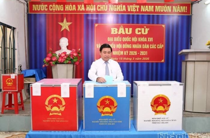 Chủ tịch HĐND tỉnh Lâm Đông dự lễ khai mạc và bỏ phiếu đầu tiên tại Khu vực bỏ phiếu số 4, phường Phan Rang