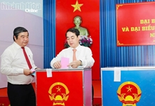 Bí thư Tỉnh ủy Nghiêm Xuân Thành tham gia bầu cử tại Khu vực bỏ phiếu số 1, phường Nha Trang