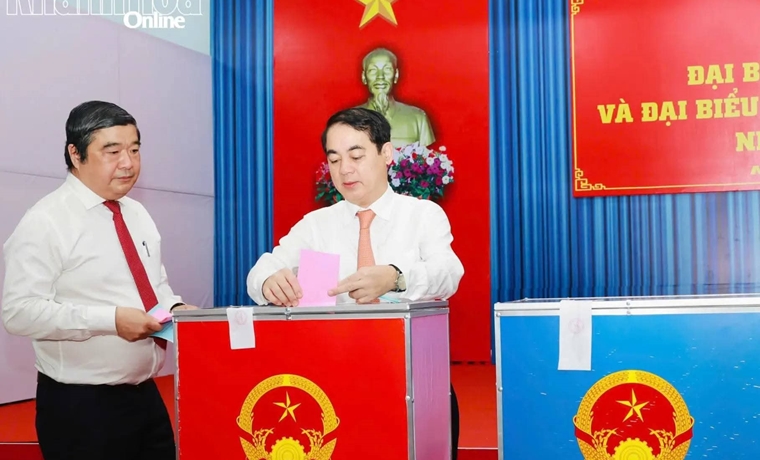 Bí thư Tỉnh ủy Nghiêm Xuân Thành tham gia bầu cử tại Khu vực bỏ phiếu số 1, phường Nha Trang