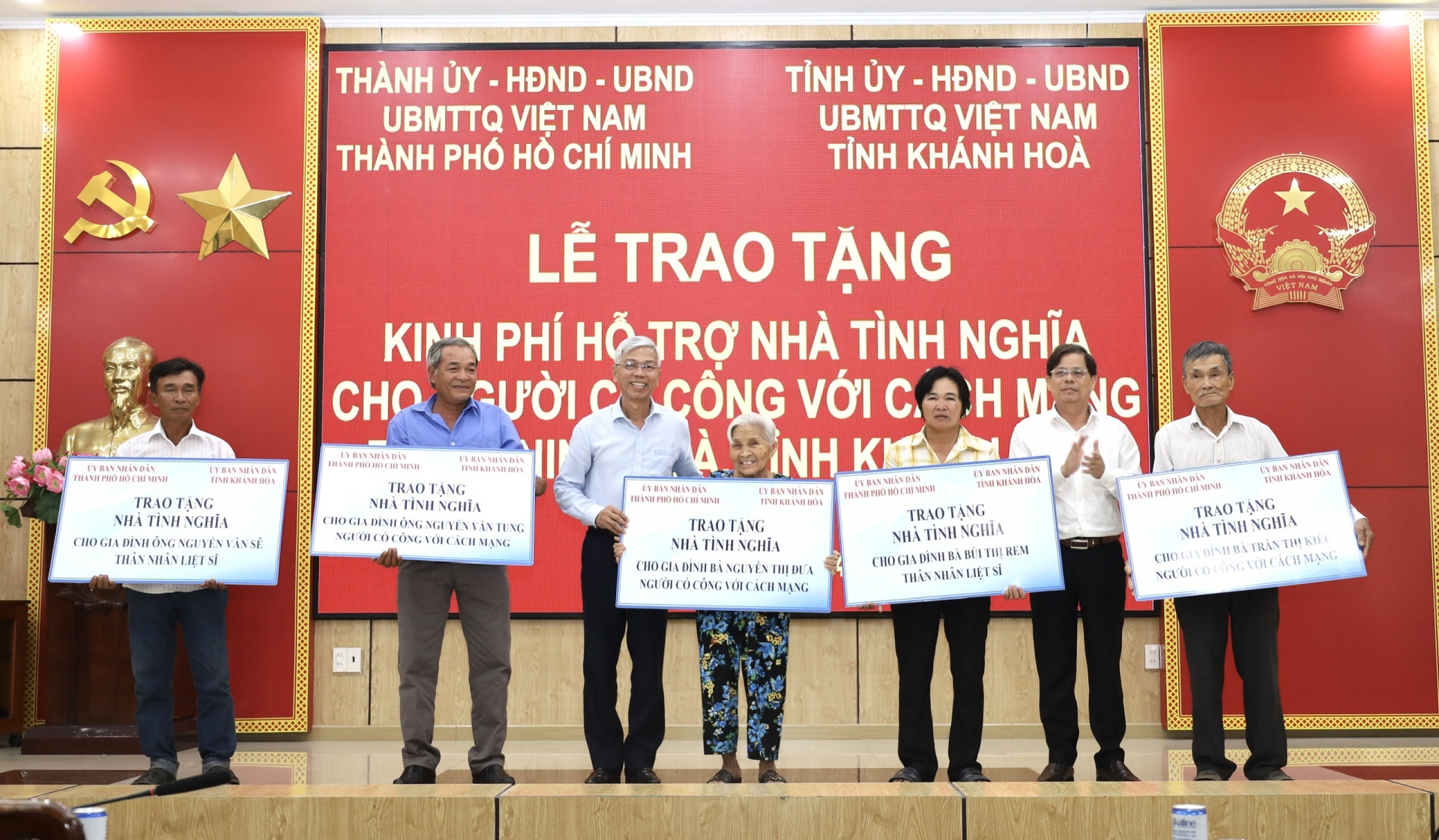 Trao 1 tỷ đồng xây 5 nhà tình nghĩa cho người có công với cách mạng 