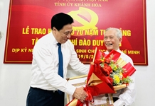 Phó Bí thư Thường trực Tỉnh ủy Nguyễn Khắc Toàn: Trao Huy hiệu 75 và 70 năm tuổi Đảng cho 2 đảng viên tiêu biểu ở Nha Trang