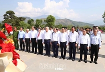 Dâng hoa, dâng hương tại Khu lưu niệm Chiến thắng Vườn Gòn - Đá Bàn