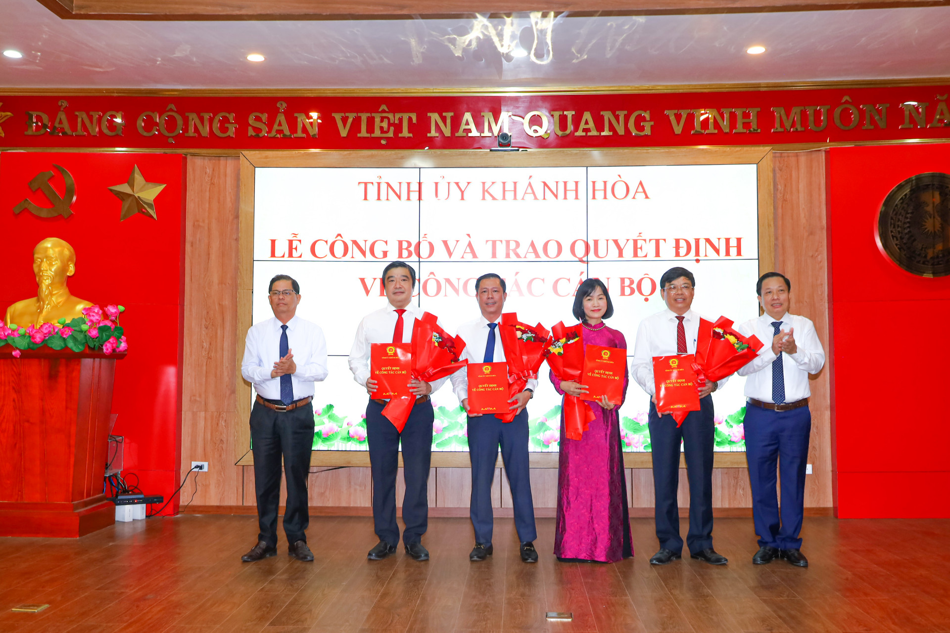 Tỉnh ủy Khánh Hòa: Công bố và trao quyết định về công tác cán bộ