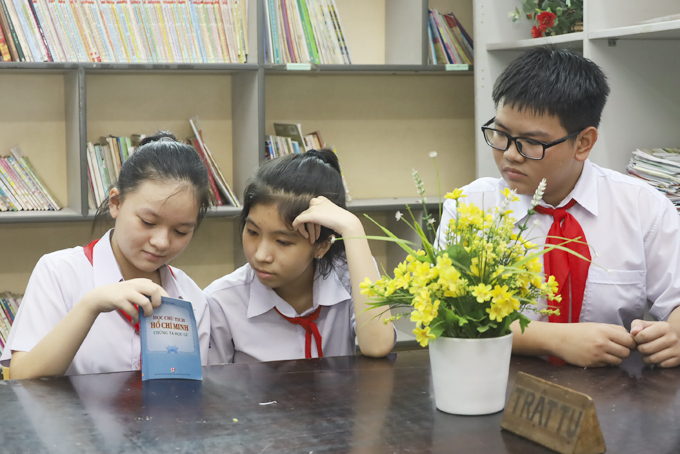 Cô trò nhỏ mê đọc chuyện Bác Hồ