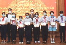 Phó Chủ tịch Quốc hội Nguyễn Khắc Định trao học bổng cho trẻ em và chúc Tết Bệnh viện Lao và Bệnh phổi tỉnh Khánh Hoà