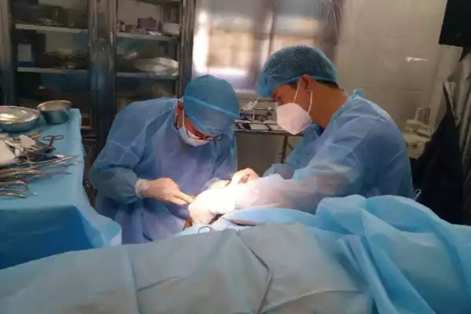 Bệnh xá đảo Song Tử Tây cấp cứu ngư dân bị tai nạn lao động trên biển
