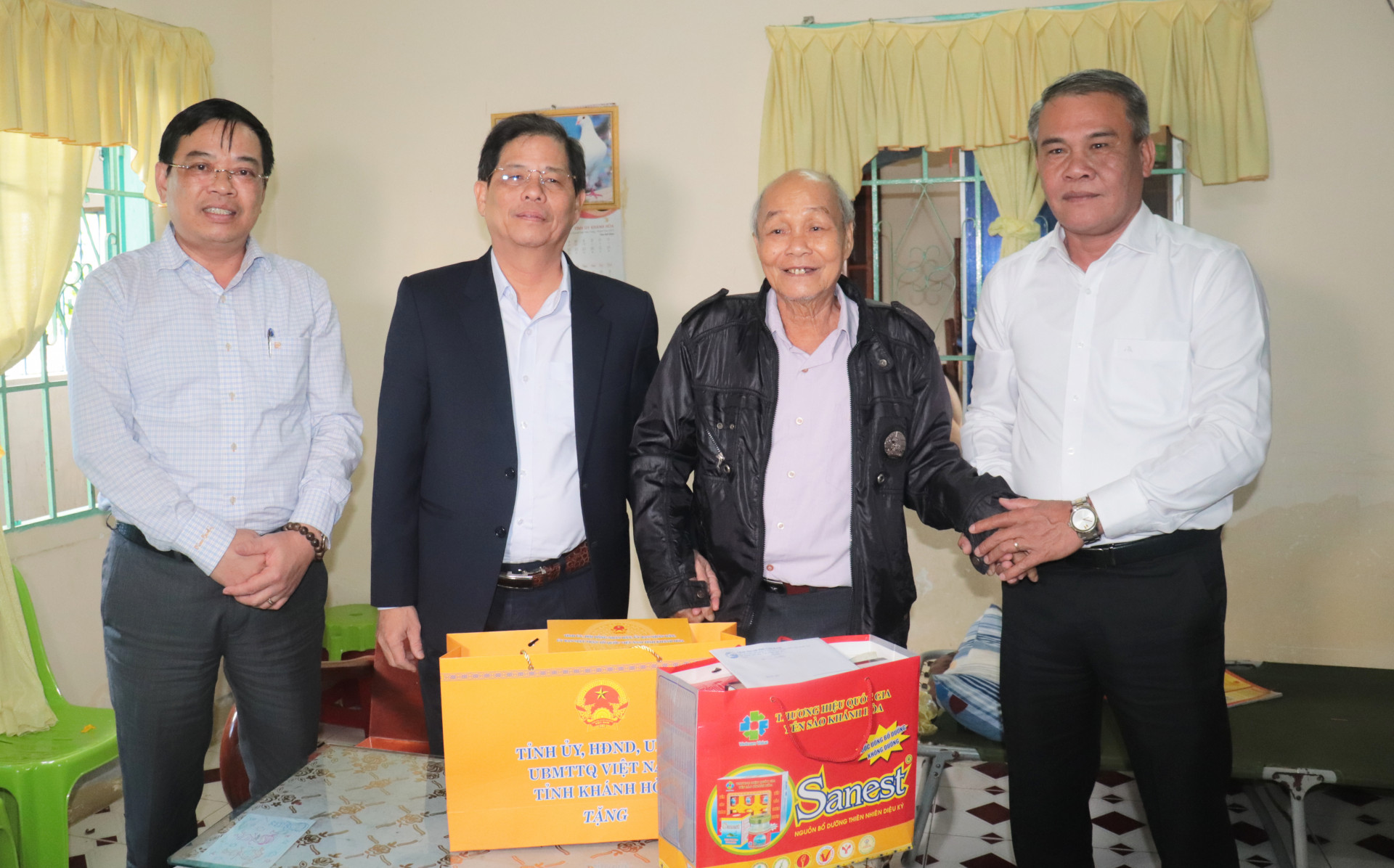 Chủ tịch UBND tỉnh Khánh Hòa Nguyễn Tấn Tuân thăm, tặng quà Tết gia đình người có công