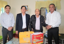 Chủ tịch UBND tỉnh Khánh Hòa Nguyễn Tấn Tuân thăm, tặng quà Tết gia đình người có công