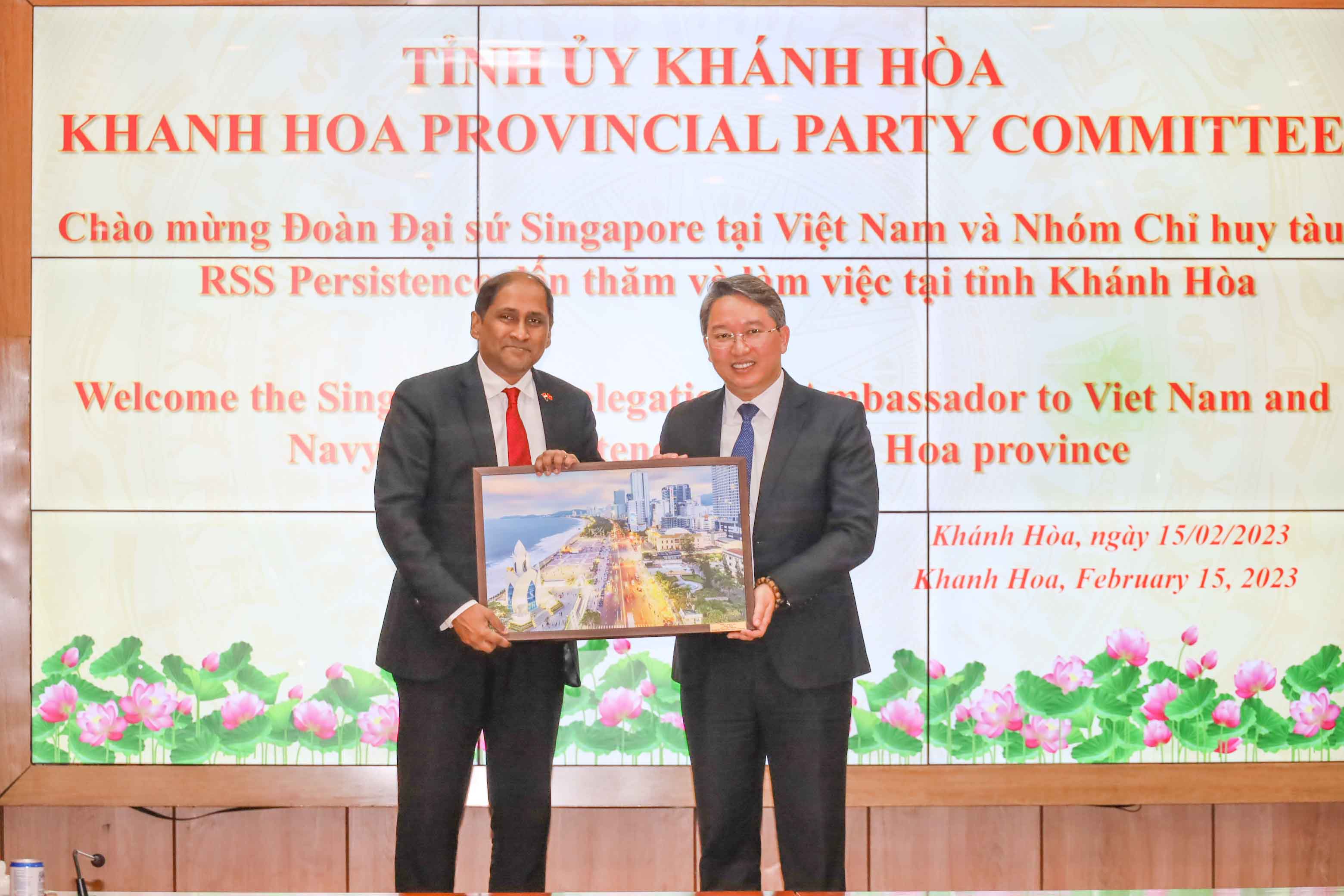 Lãnh đạo tỉnh Khánh Hòa làm việc với đoàn Đại sứ quán Singapore và nhóm Chỉ huy tàu RSS Persistence