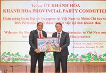 Lãnh đạo tỉnh Khánh Hòa làm việc với đoàn Đại sứ quán Singapore và nhóm Chỉ huy tàu RSS Persistence