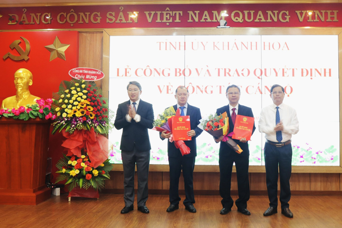Tỉnh ủy Khánh Hòa: Công bố và trao quyết định về công tác cán bộ