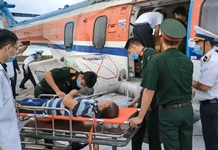 Trực thăng đưa ngư dân bị nạn về đất liền chữa trị