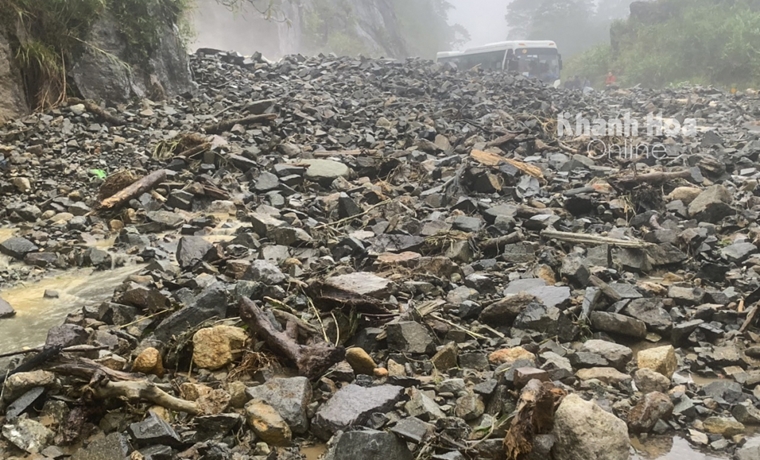 Đường Nha Trang - Đà Lạt bị chia cắt