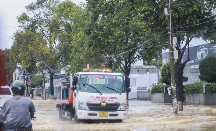 Nha Trang: Đường 23-10 ngập sâu cục bộ nhiều điểm