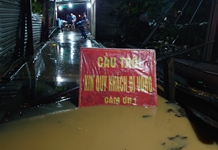 Nha Trang: Cầu Phú Kiểng tạm dừng lưu thông do lũ