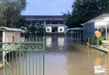Mưa ngập, thêm nhiều trường cho học sinh nghỉ học