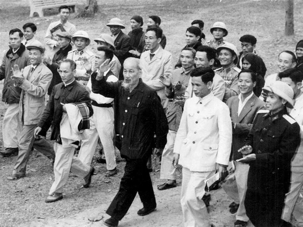 “Nhân dân có quyền lợi làm chủ, thì phải có nghĩa vụ làm tròn bổn phận công dân, giữ đúng đạo đức công dân”