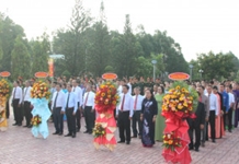 Dâng hương, dâng hoa tại Tượng đài Bác Hồ