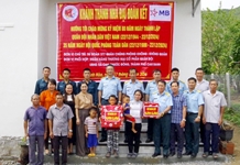 Sư đoàn 377 khánh thành và bàn giao “Nhà đại đoàn kết” cho gia đình ông Mấu Thành Long