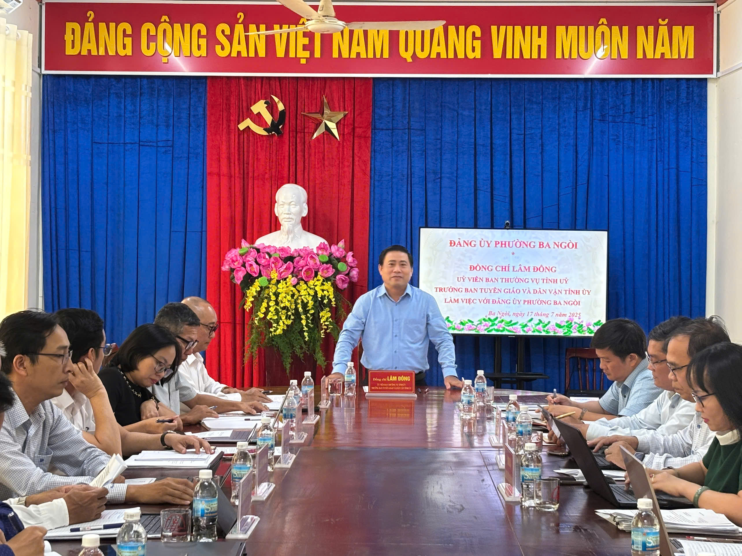 Đồng chí Trưởng ban Tuyên giáo và Dân vận Tỉnh ủy làm việc với Đảng ủy phường Ba Ngòi
