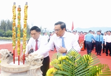 Dâng hương tại Khu tưởng niệm Chiến sĩ Gạc Ma