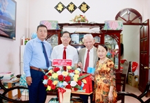 Chủ tịch UBND tỉnh Khánh Hòa Nguyễn Tấn Tuân thăm, chúc mừng các nhà giáo tiêu biểu