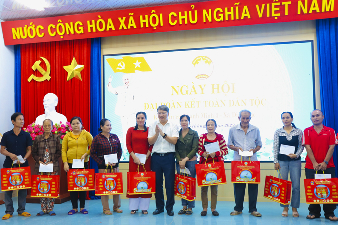 Đẩy mạnh vận động, tập hợp đoàn kết nhân dân