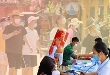 Mở cửa phục hồi nền kinh tế và vaccine cho toàn dân