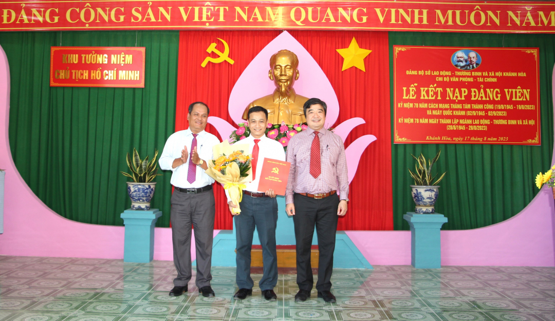 Kết nạp đảng viên mới tại địa chỉ đỏ
