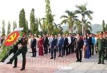 Lãnh đạo tỉnh đặt vòng hoa, dâng hương viếng Nghĩa trang liệt sĩ Hòn Dung