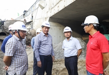 Khẩn trương hoàn thiện để đưa cầu Xóm Bóng vào khai thác