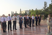 Dâng hương kỷ niệm 76 năm ngày Bác Hồ đến vịnh Cam Ranh