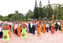 Kỷ niệm 78 năm ngày Bác Hồ đến vịnh Cam Ranh (18-10-1946 - 18-10-2024): Lãnh đạo tỉnh dâng hương, dâng hoa tại Tượng đài Bác Hồ