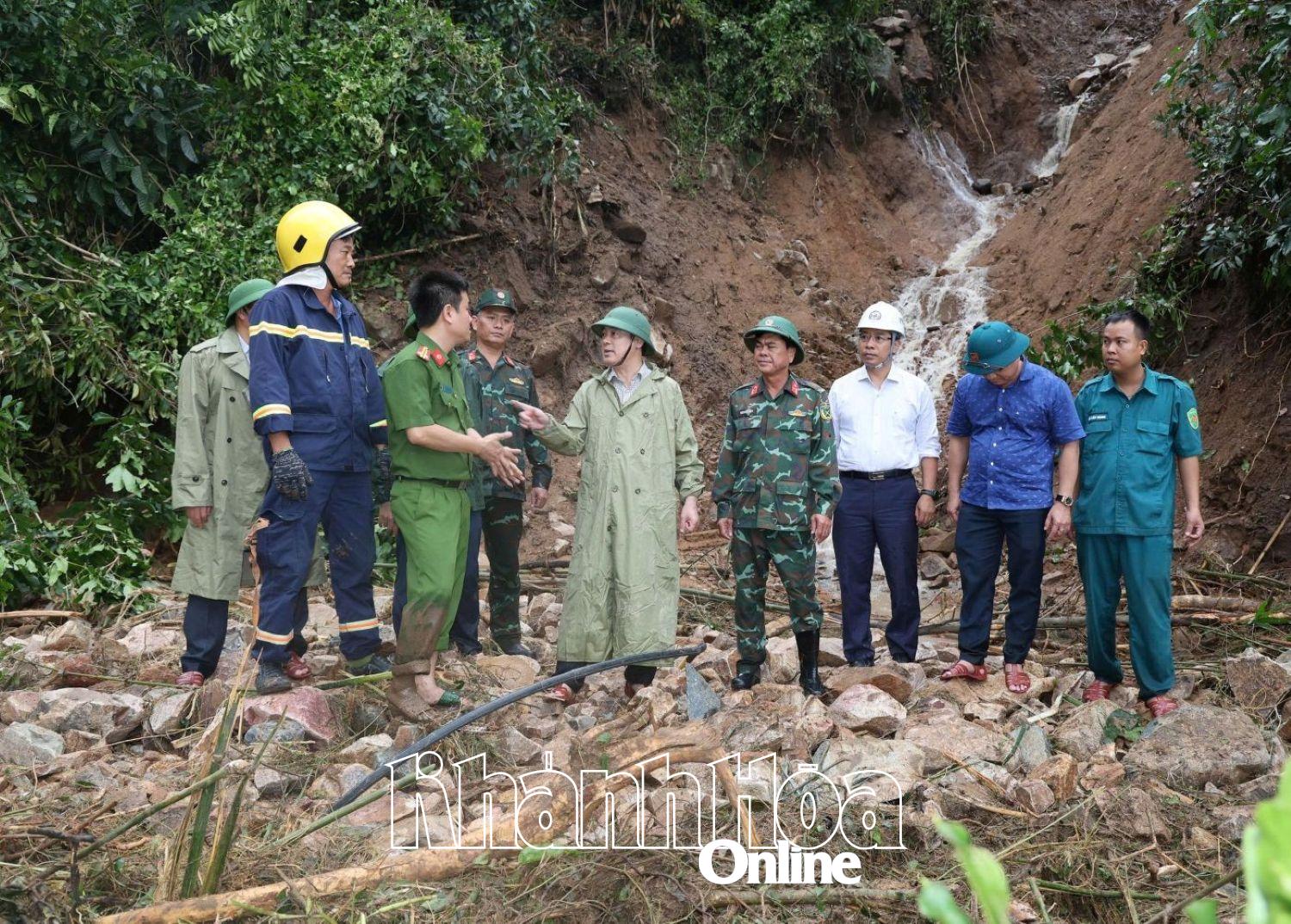 Bí thư Tỉnh ủy Nghiêm Xuân Thành kiểm tra, chỉ đạo công tác khắc phục sạt lở và cứu nạn, cứu hộ tại đèo Khánh Sơn